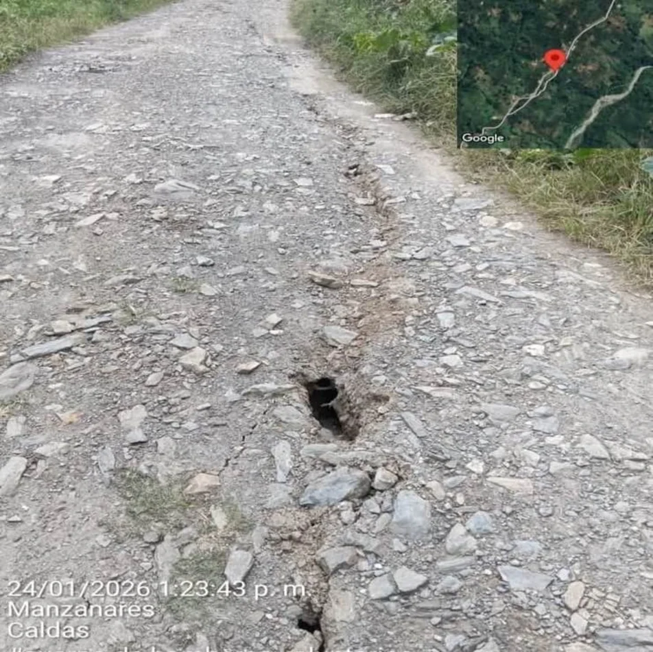 Bomberos de Manzanares verifican grieta en la vía Campoalegre - La Ceiba