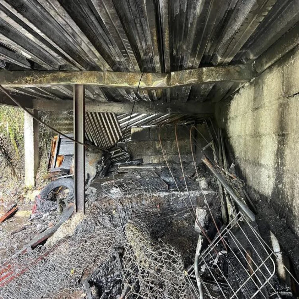 Bomberos atendiendo incendio estructural en Manzanares calle 8 con carrera quinta