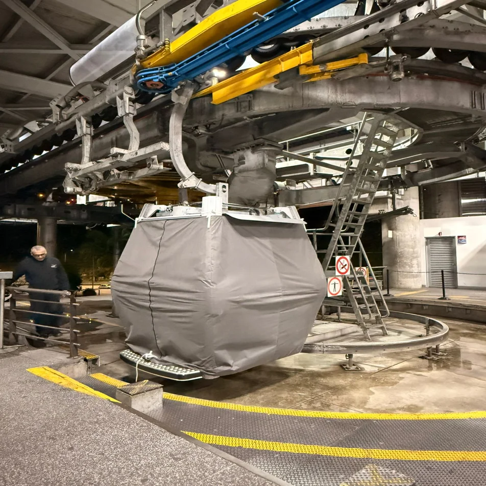 Instalación de nuevas cabinas en la Línea 2 del Cable Aéreo de Manizales