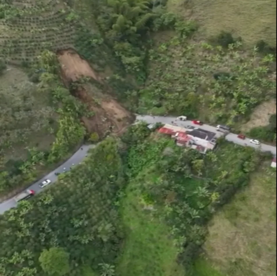 Nuevo deslizamiento en la vía Manzanares Pensilvania sector La Rioja