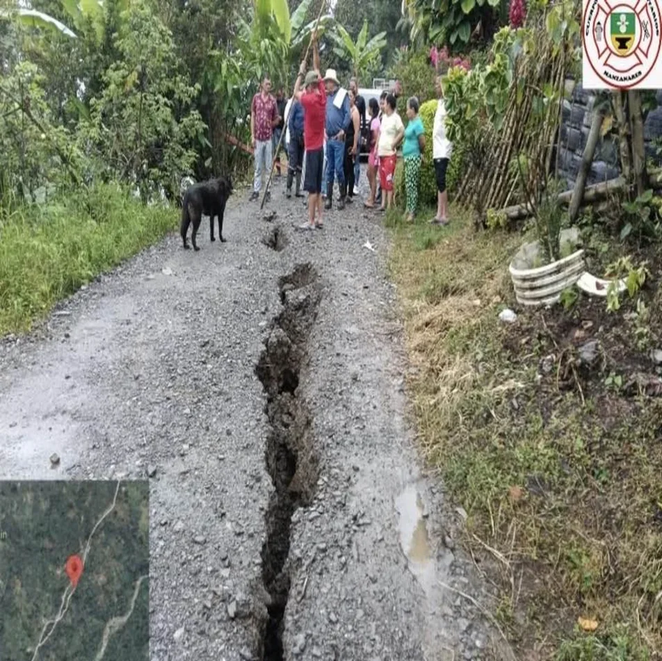 Grieta en la vía de acceso al centro poblado La Ceiba Manzanares